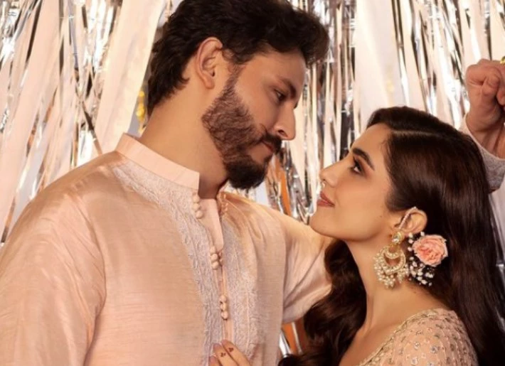 Maya Ali and Osman Khalid Butt's love-filled gaze leaves fans swooning