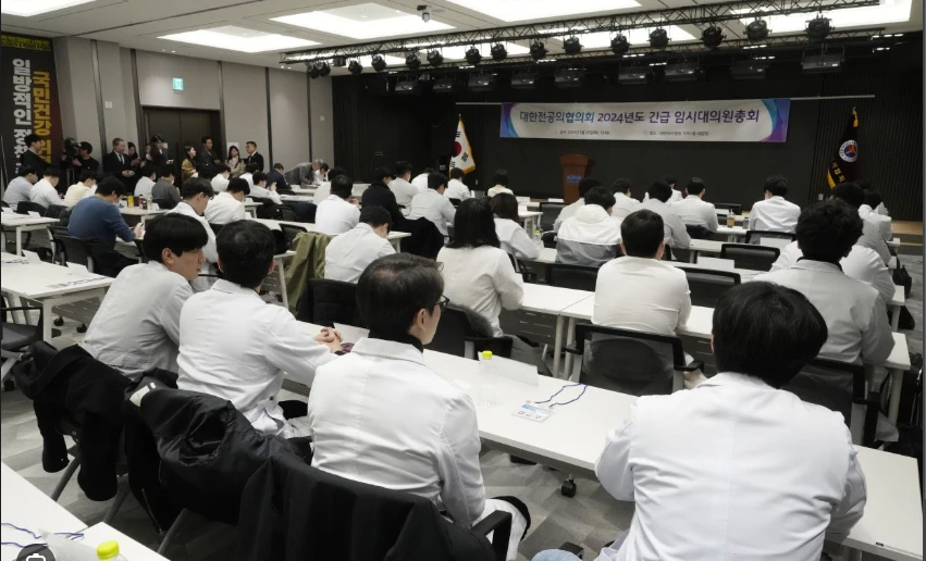 Operations cancelled as South Korea doctors' strike grows