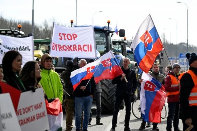 Czech farmers rally at borders to protest EU policy