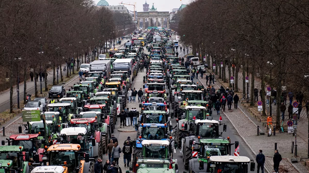 Polish farmers block key road into Germany