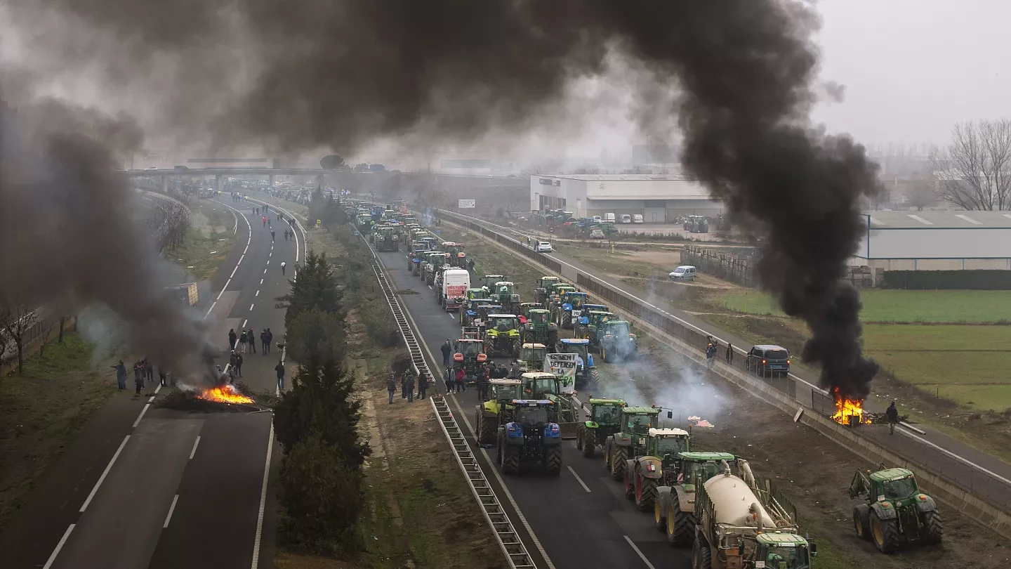 Protesting Spanish farmers block roads near French border