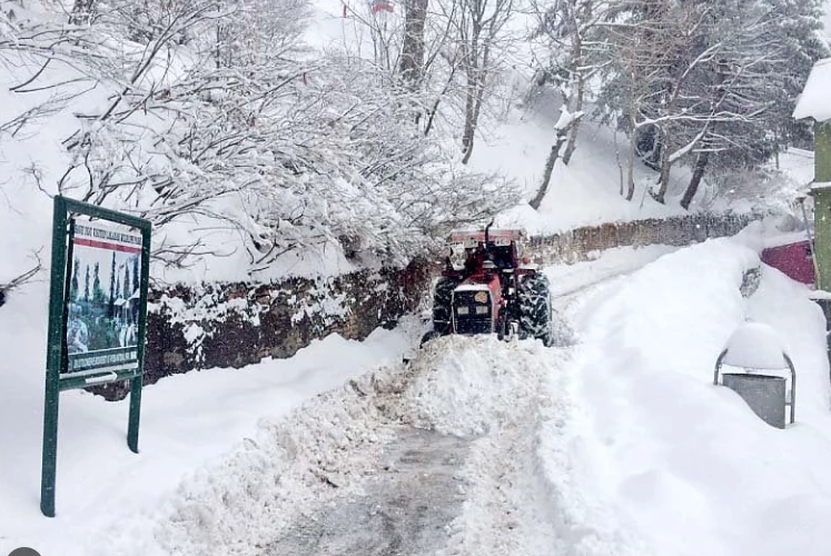 Avalanche blocks Murree Road in Abbottabad