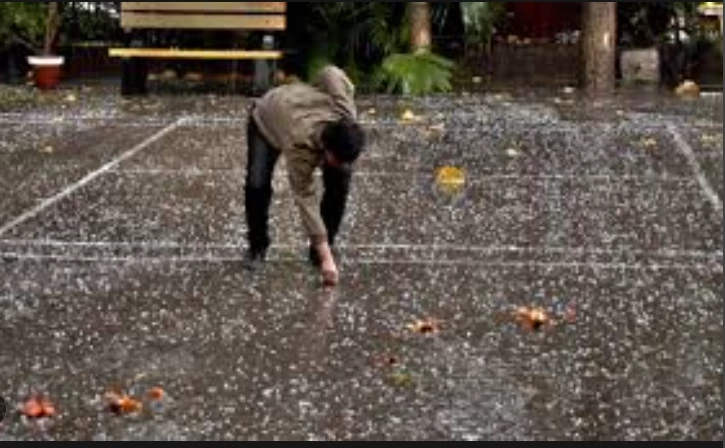 Lahore receives scattered rain, hails