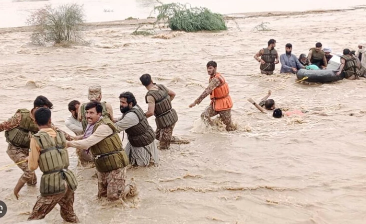 Army rescues 25 people stuck in Kahuta nullah