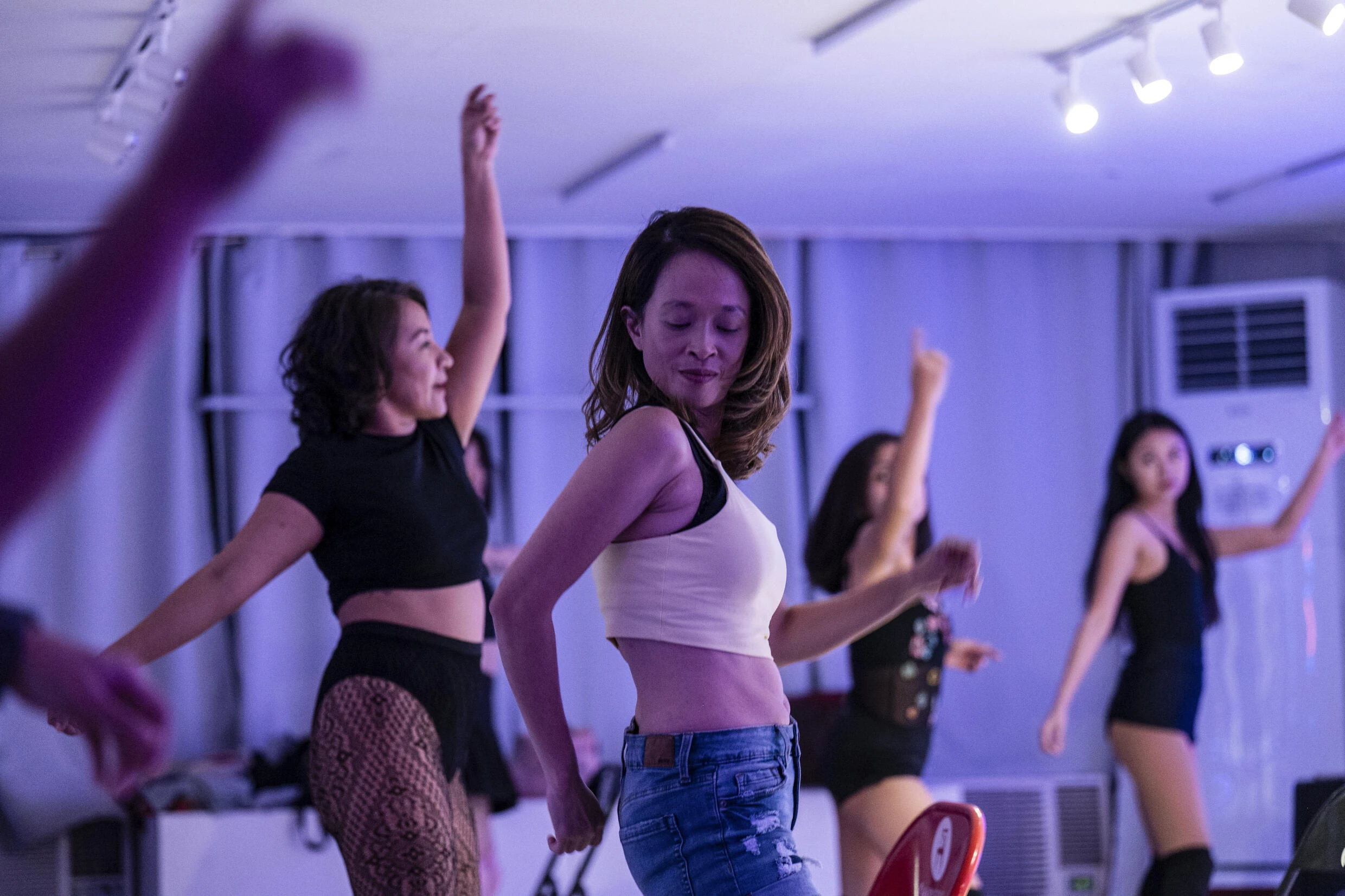 Filipina women learning to 'feel sexy' through dance