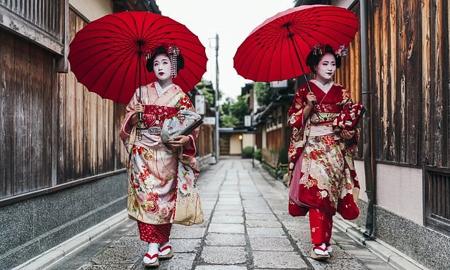 Tourists banned from private alleys in Kyoto's geisha district