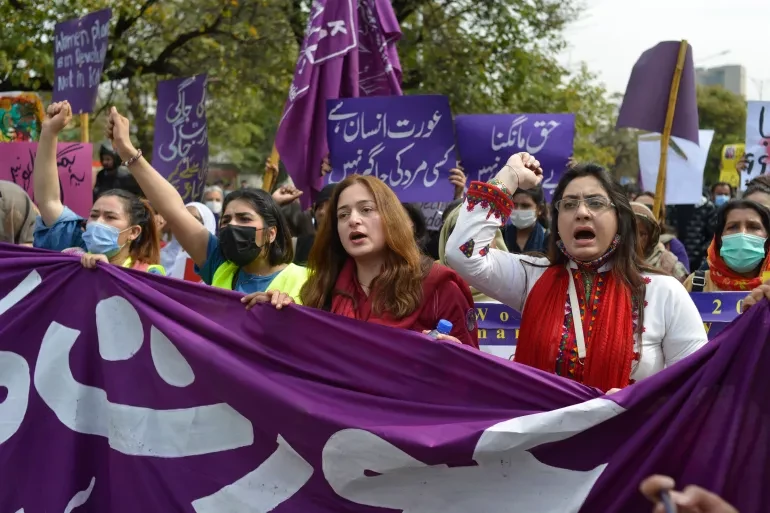 Hundreds attend women's day marches, counter-protests in Pakistan