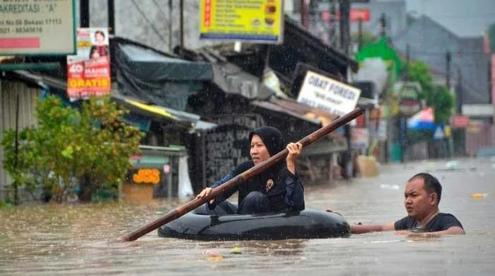 Death toll from Indonesia floods, landslides rises to 21