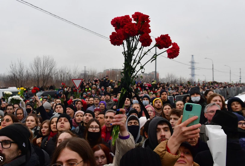 Navalny parents thank crowds paying respects to him