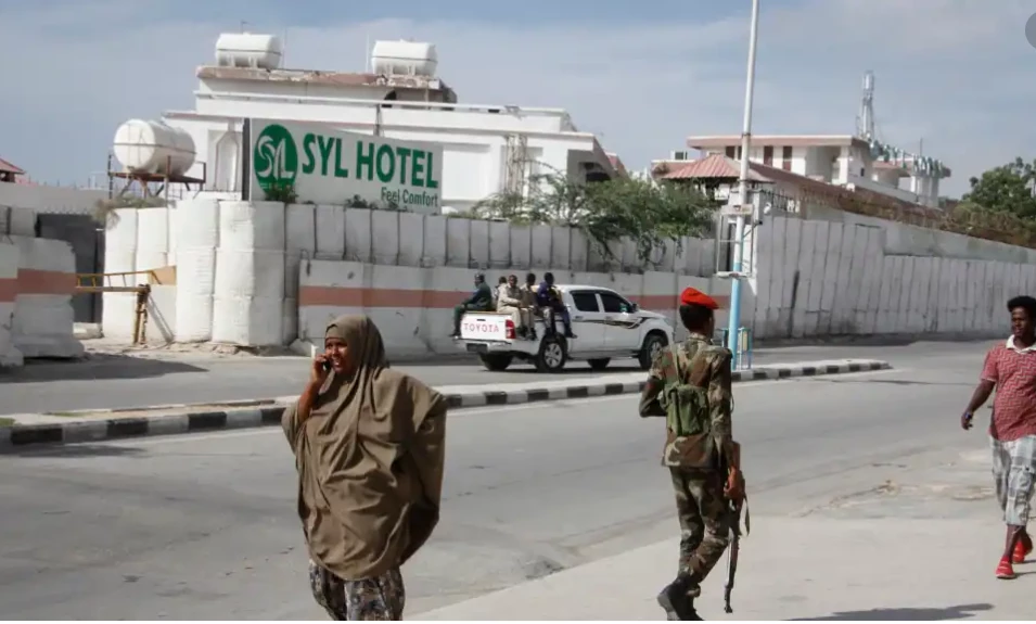 Al-Shabaab besieges hotel in Somali capital