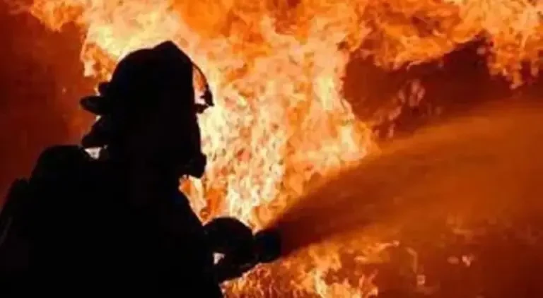 Fire breaks out in Moon Market Lahore; 12 shops burn to ashes