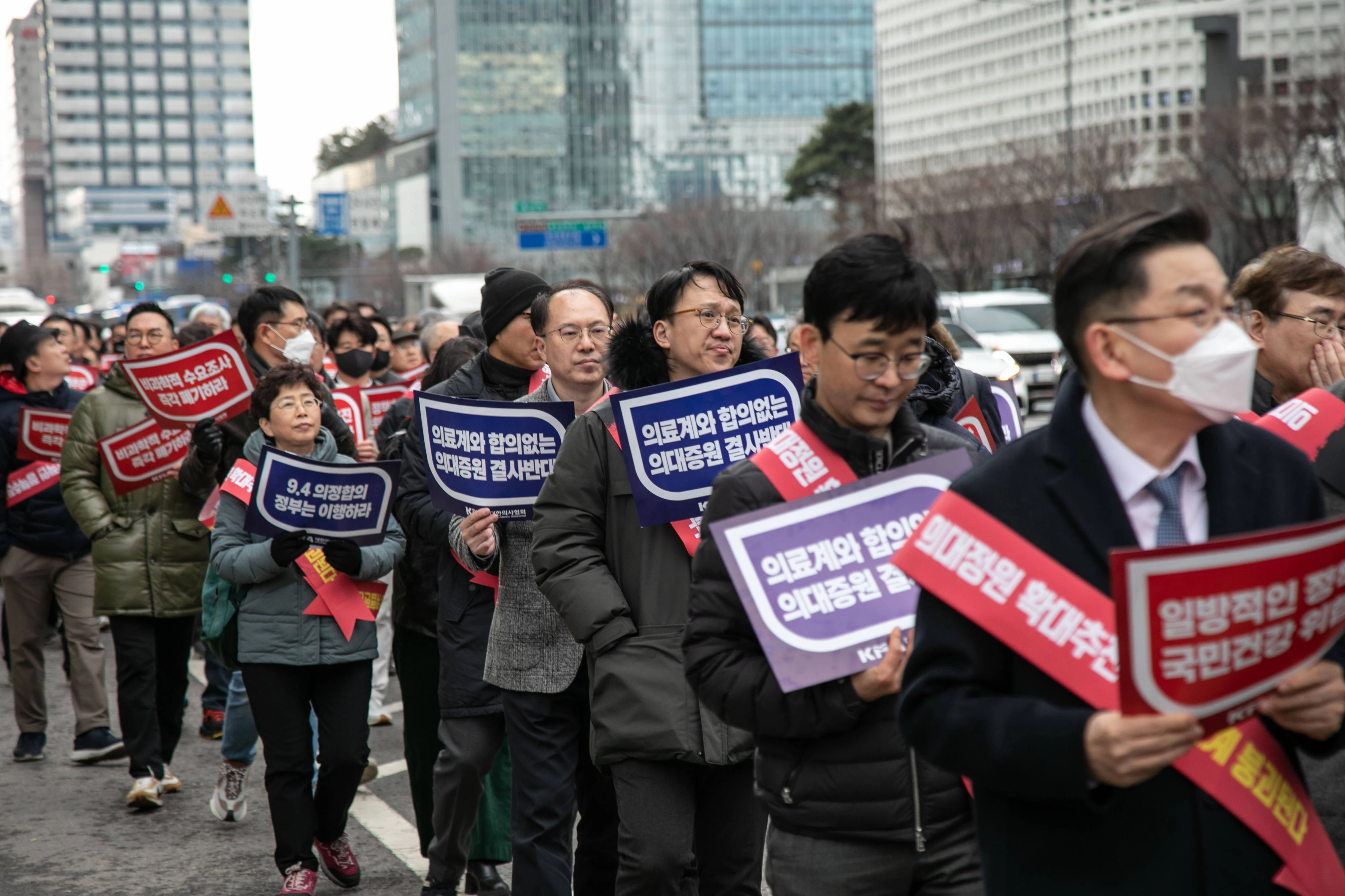 S. Korean senior doctors to resign in support of junior medics' walkout