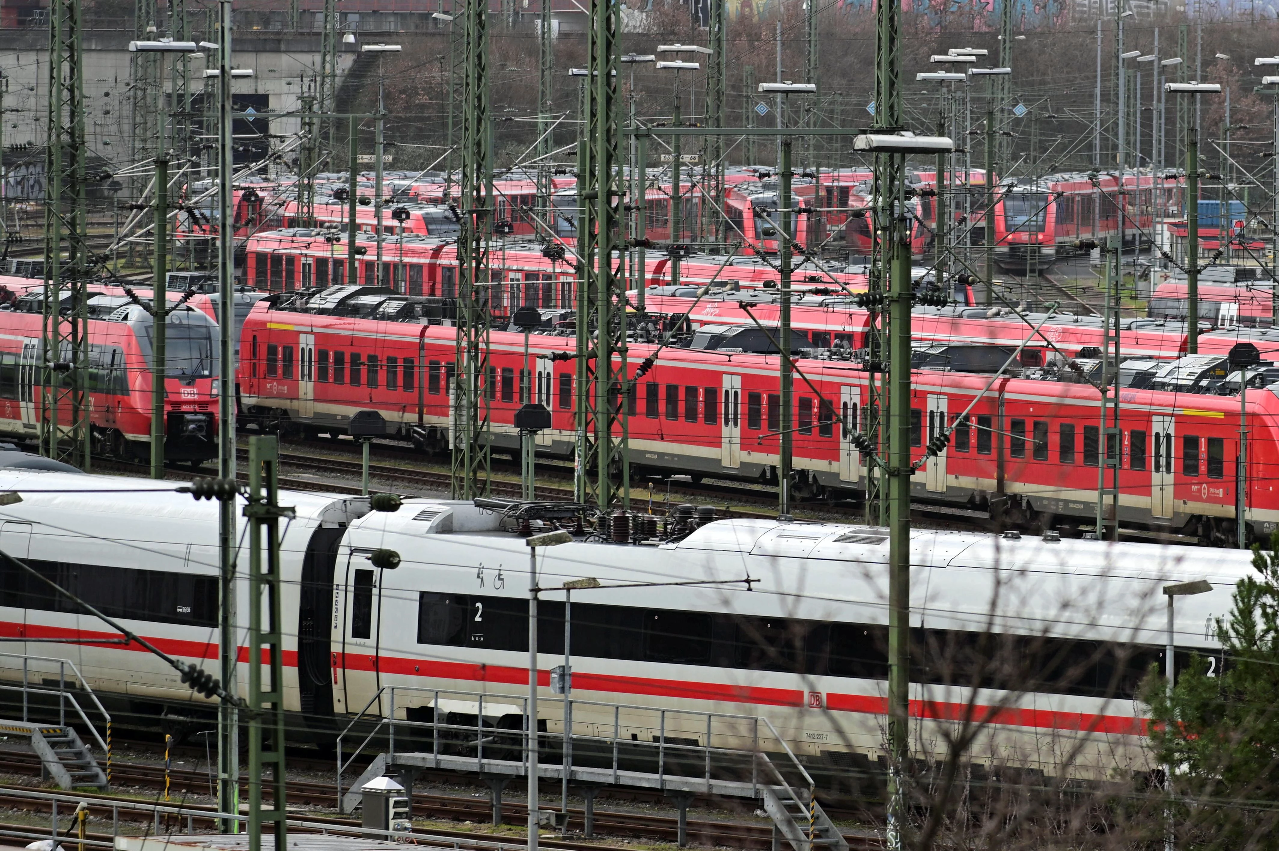 German train drivers union halts strikes to negotiate