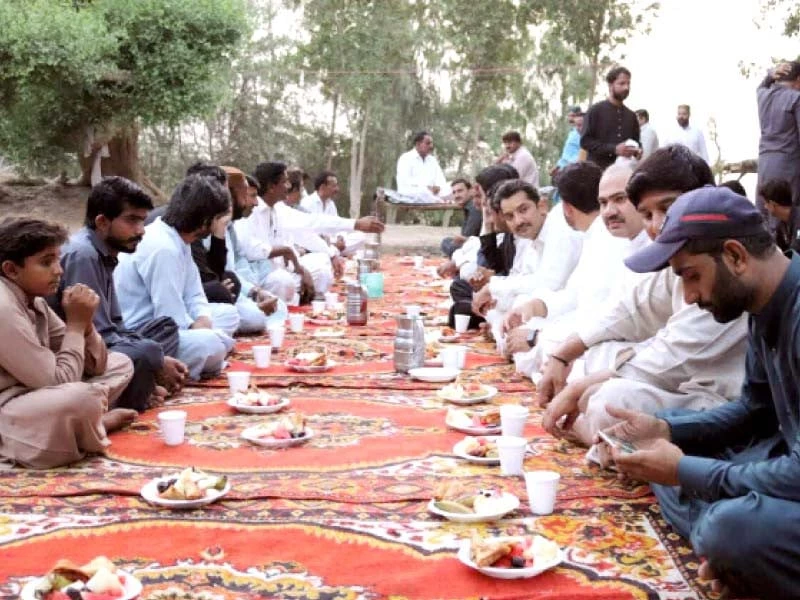 Religious Brotherhood: Tharparkar’s Hindu facilitiates Muslim in Ramazan