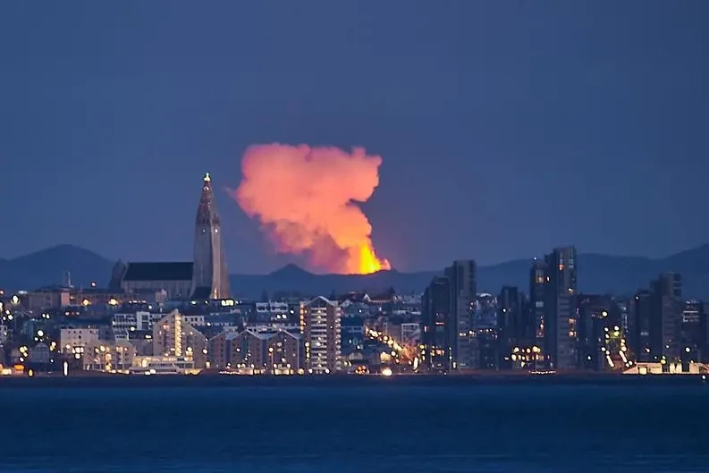 Volcano erupts again on Iceland peninsula