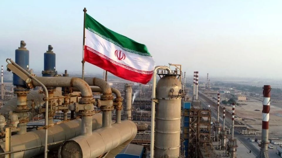 Iran inks big contracts to increase oil production