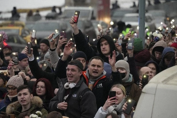 Moscow polling station protesters pay tribute to Navalny