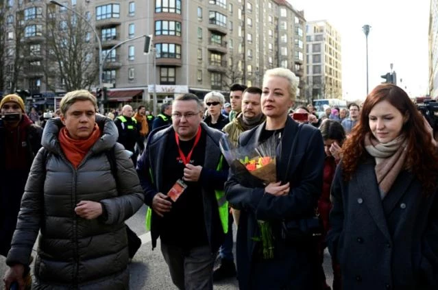 Yulia Navalnaya in queue to vote at Russian embassy in Berlin