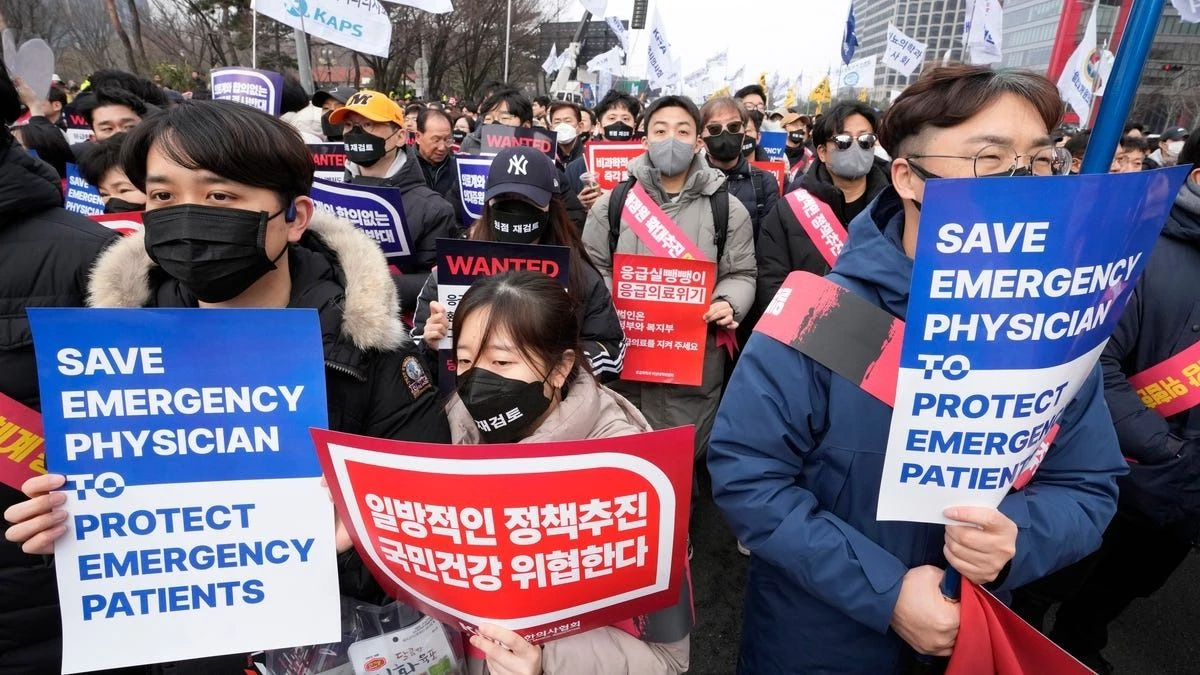 S. Korea suspends two doctors' licences over walkouts