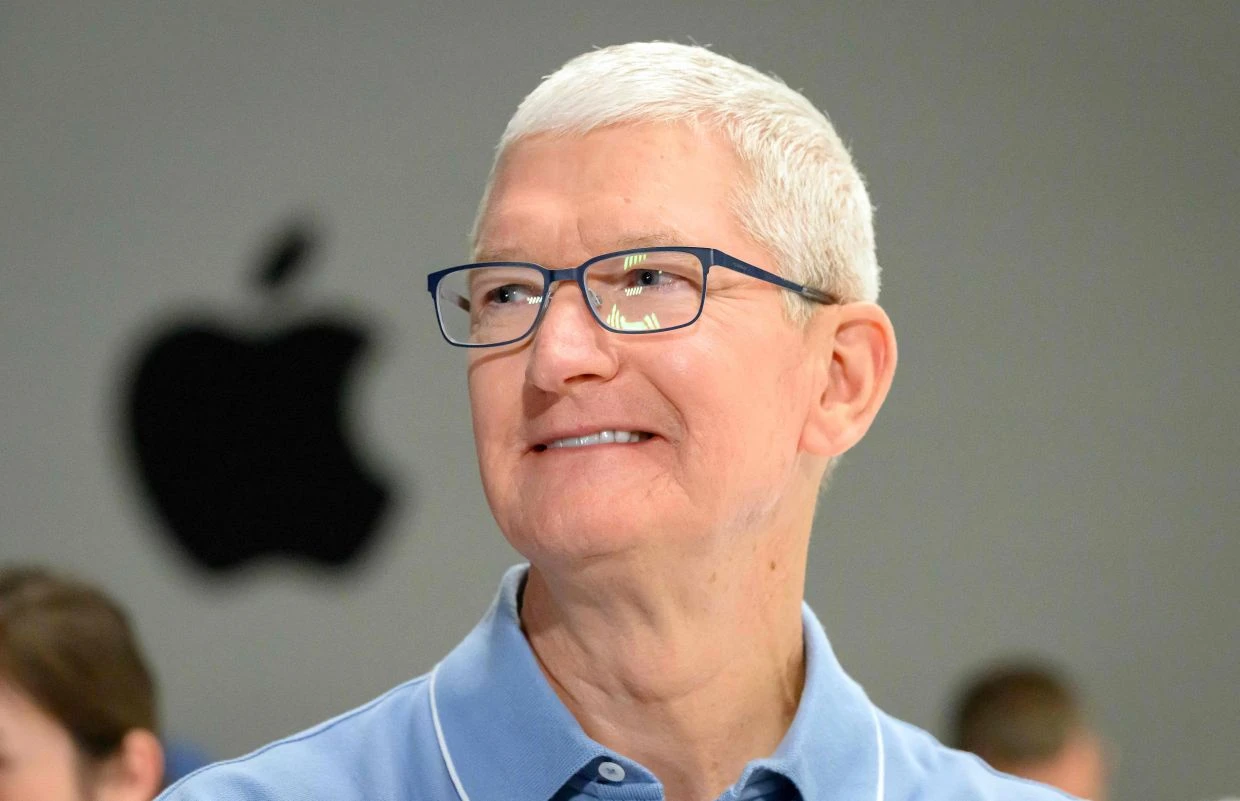 Apple CEO in China ahead of Shanghai store opening