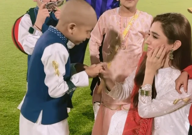 Maya Ali’s humble gesture with cancer-fighting kid garners appreciation