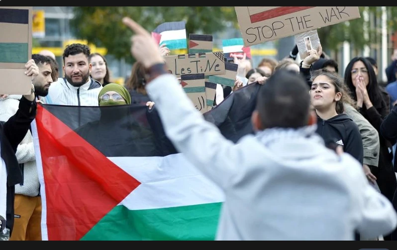 Pro-Palestinian protesters heckle Scholz at book fair