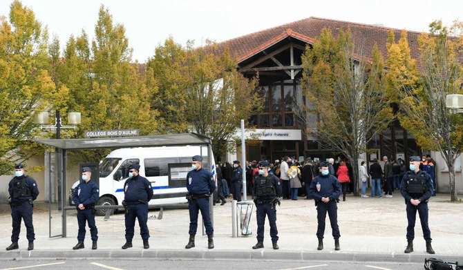 French schools sent threatening messages, beheading videos: ministry