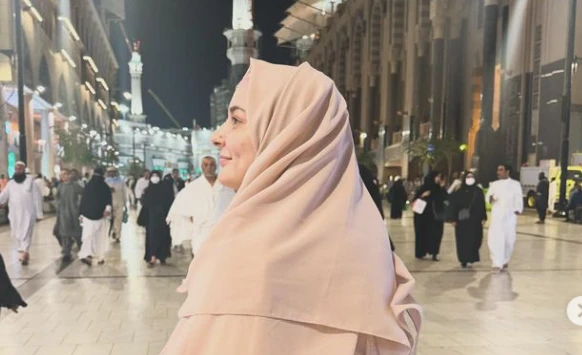 Hania Aamir performs Umrah with pals in blessed Ramadan