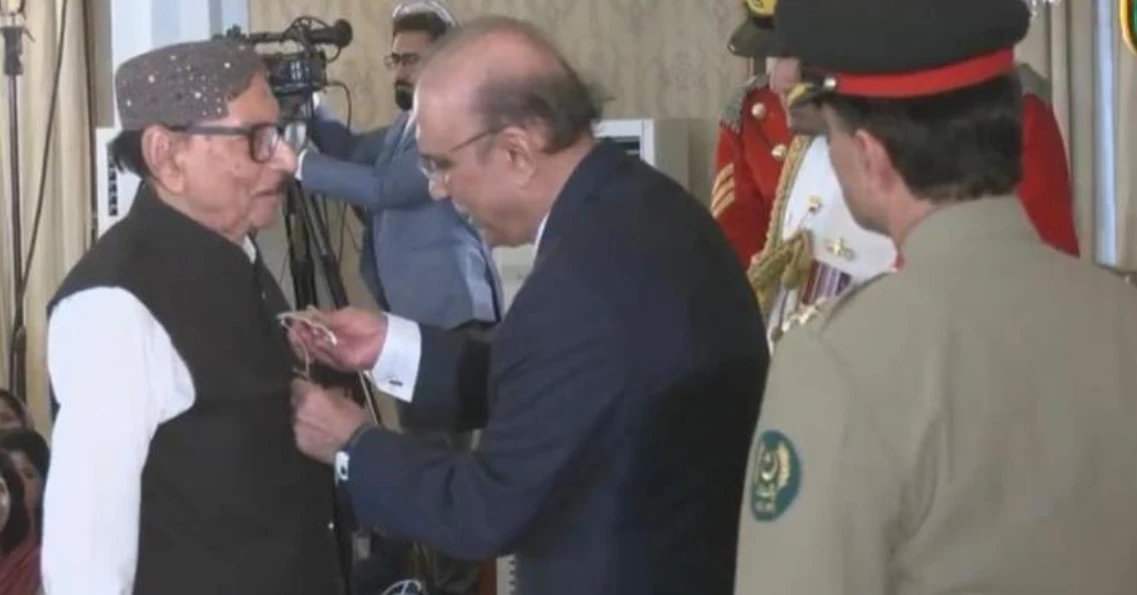 President confers civil awards on Pakistanis, foreign nationals