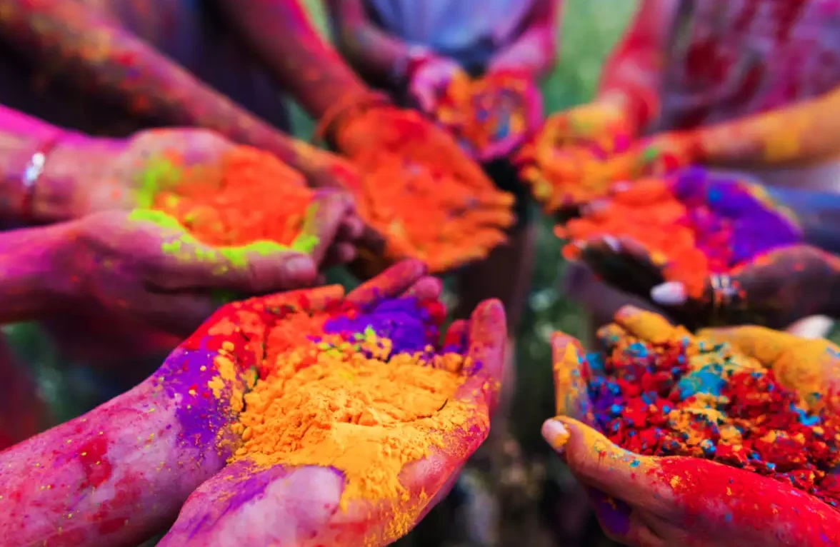 Happy Holi: President, PM extend greetings to Hindus