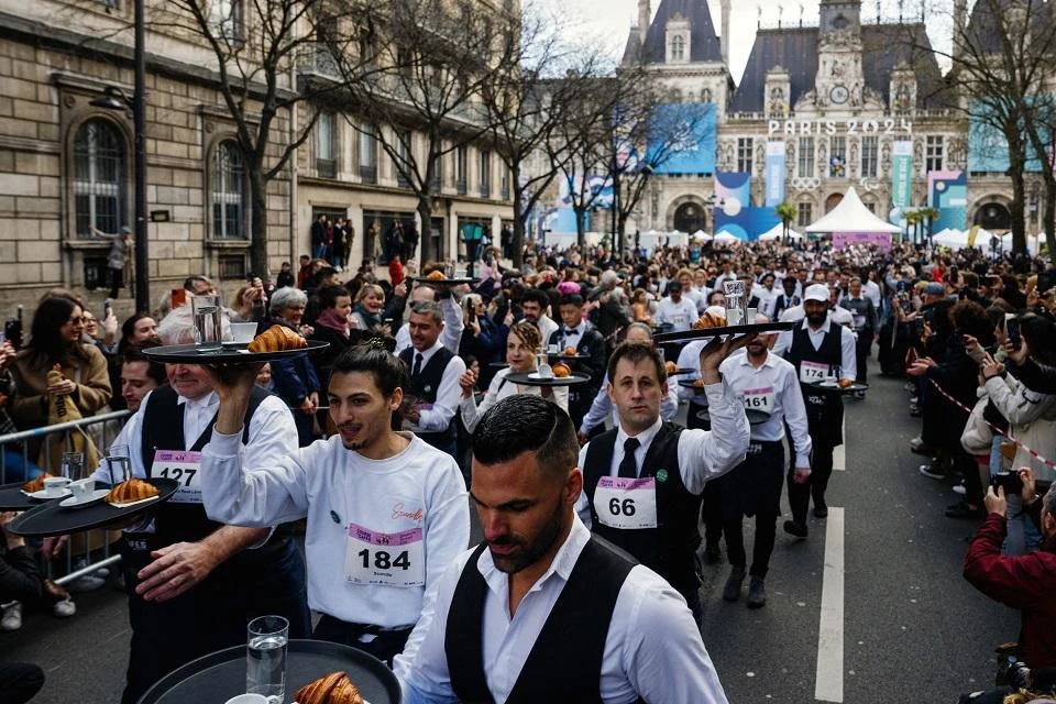 Paris crowns champion waiters in one-of-a-kind 'cafe race'