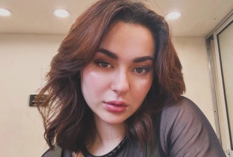 Netizens assail Hania Aamir's post-Umrah appearance