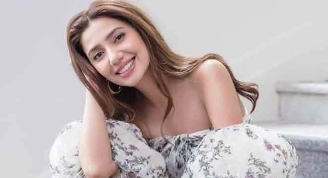 Mahira Khan's heartwarming gesture towards fans wins hearts