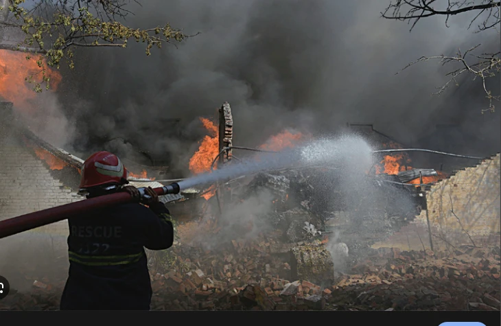 Fire breaks out in two godowns in Lahore