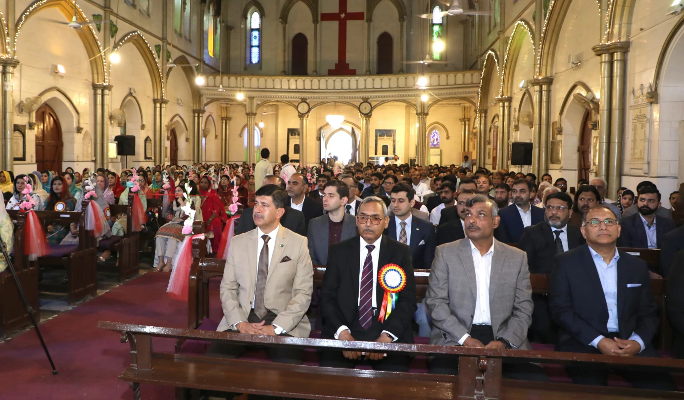 Lahore corps commander shows solidarity with Christians on Easter