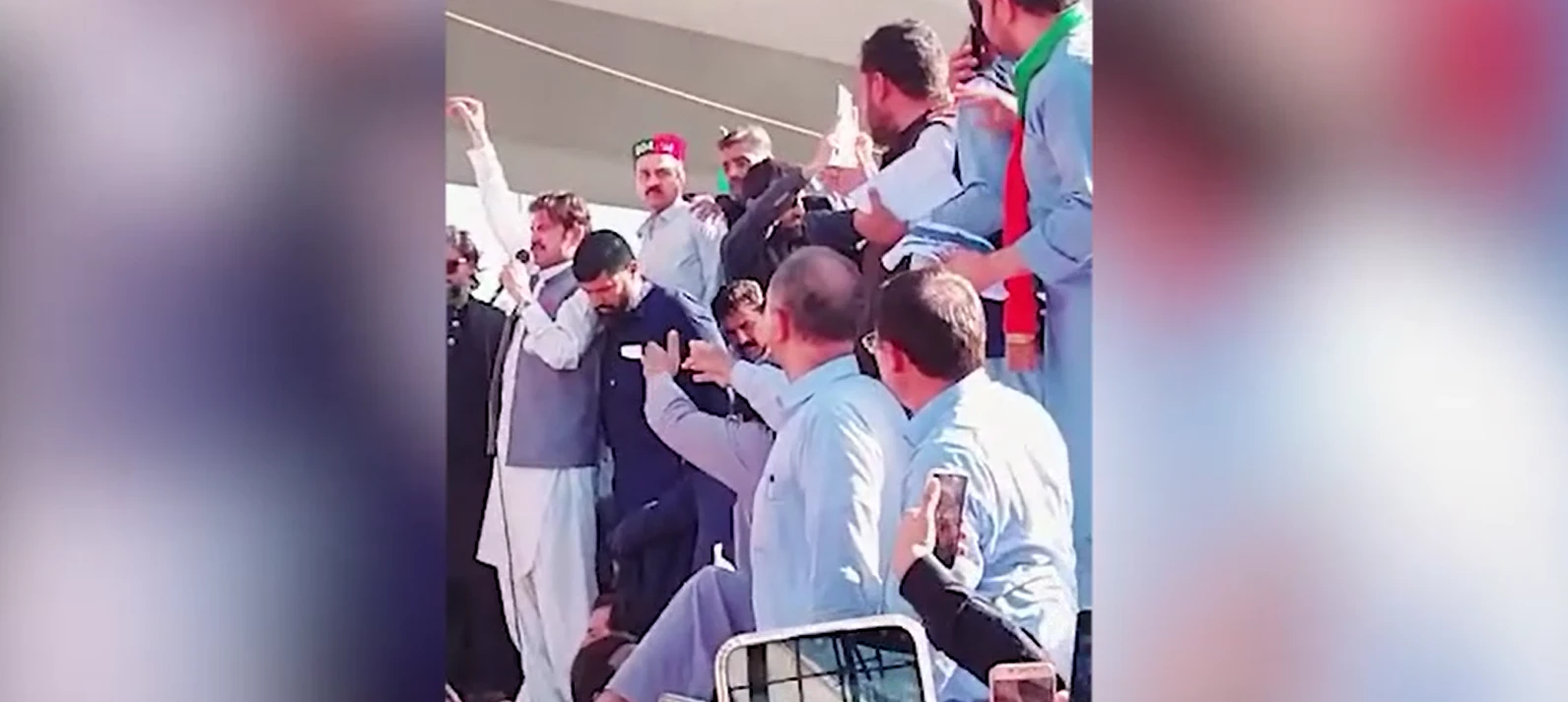 Marwat refuses to give PTI leaders mic