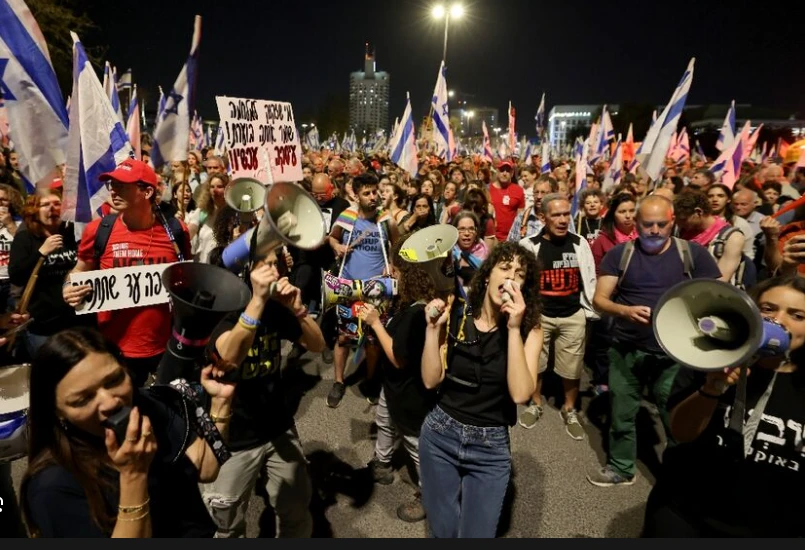 Thousands of Israelis demand Netanyahu's ouster in mass protest