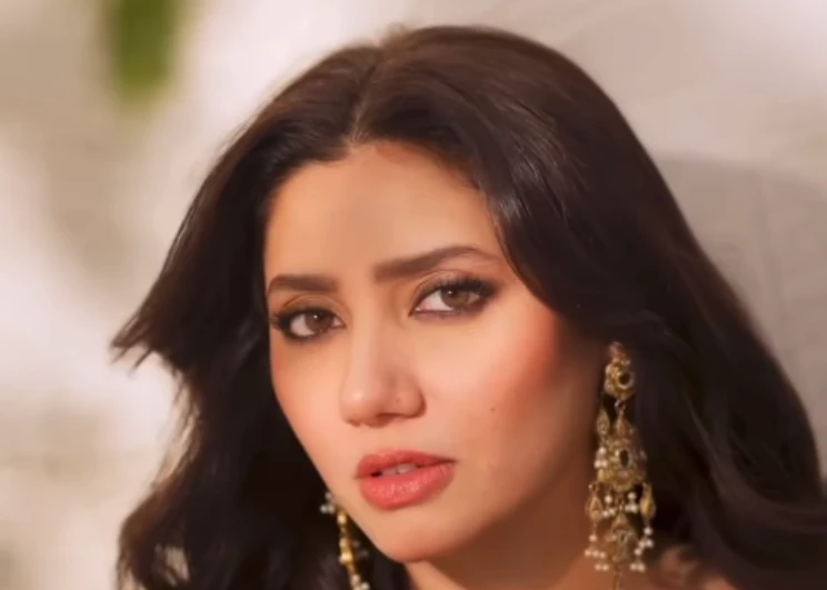 Mahira Khan flaunts captivating expressions while swaying to Mei Nay Tumhy Dekha