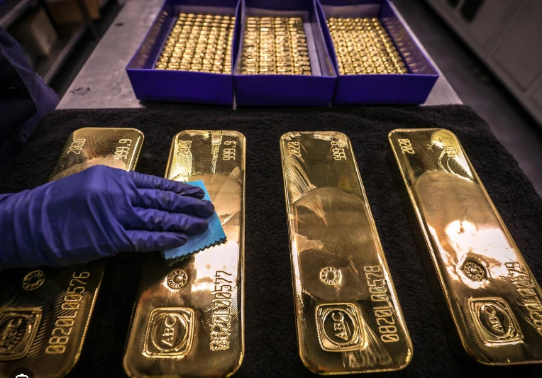 Gold hits record peak, oil rises on geopolitical tensions