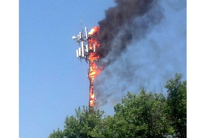 Mobile phone tower catches fire in Karachi