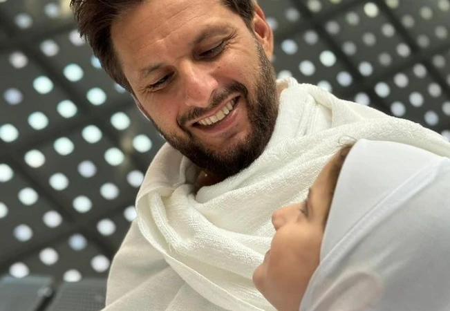 Shahid Afridi shares pictures with daughter from Madina