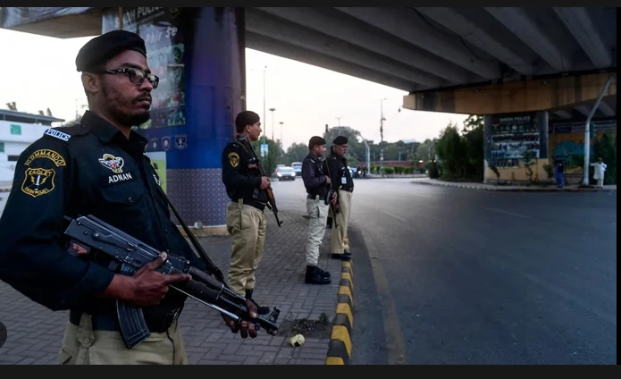 Two passersby killed in police-dacoits gunfight in Karachi