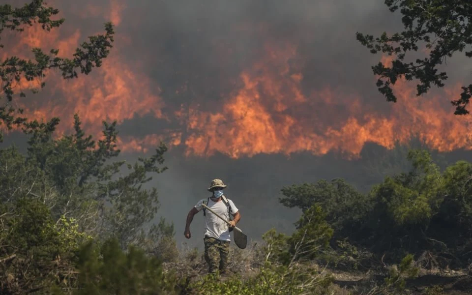 Greece raises wildfire alert level after spate of blazes