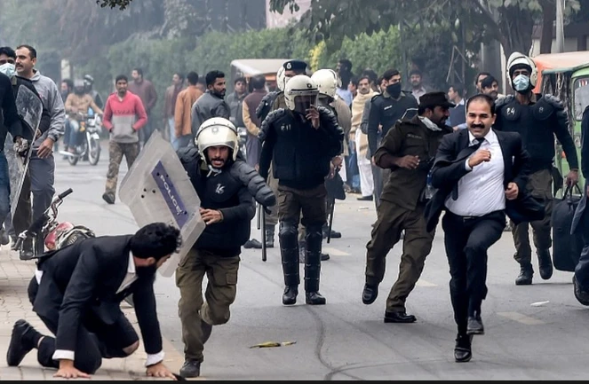 Police, lawyers clash at anti-terrorism court in Lahore