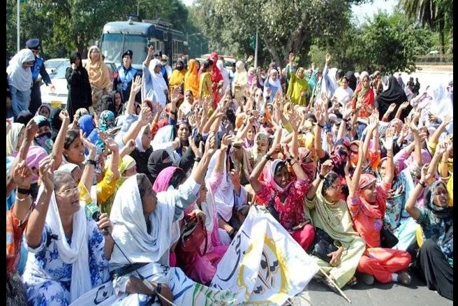 Polio workers protest against non-payment of salaries in Lahore