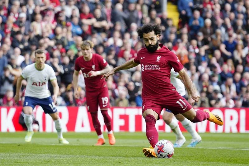 African players in Europe: Milestone as Salah salvages point