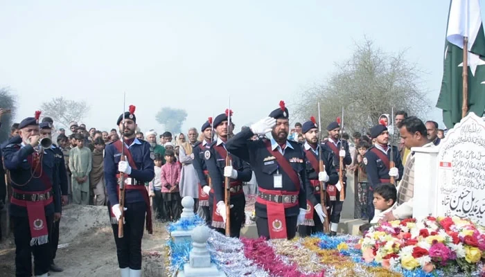 Islamabad Police pay tribute to families of 62 martyred policemen with Guard of Honour