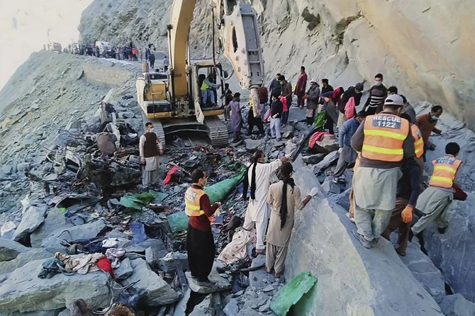 Heavy landslides block traffic on Kalam-Bahrain Road, dozens of tourists trapped