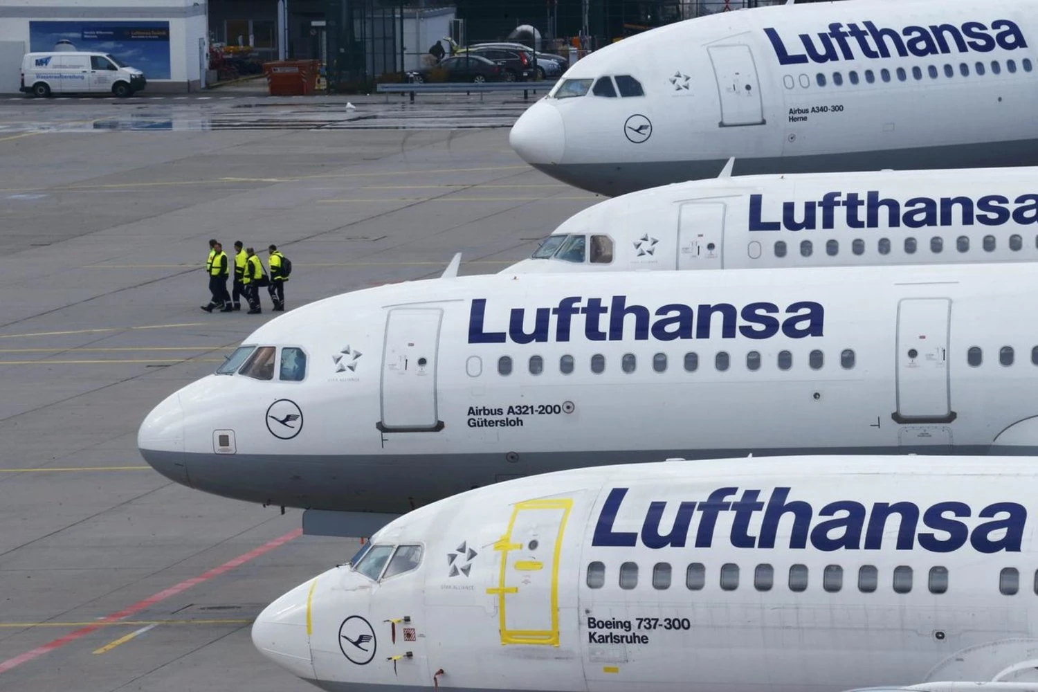 Lufthansa stops using Iran airspace and keeps halt on Tehran flights