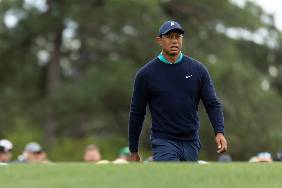 Tiger begins long walk for Masters history as play resumes